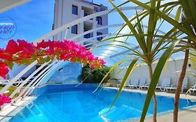ENIS Hotel със закрит и отоплен минерален басейн